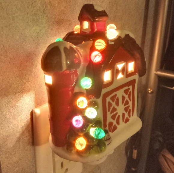 LIGHTED RETRO BARN WITH SILO &.CHRISTMAS TREE XMAS HOLIDAY NIGHTLIGHT HOME DECOR - Picture 4 of 10